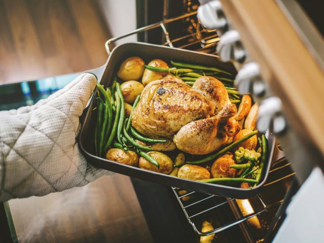 9 Tips to Make Sure Your Food Is Safe to Eat